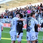 Los jugadores de Unionistas se abrazan celebrando el gol de Rabadán este pasado sábado en Lezama.