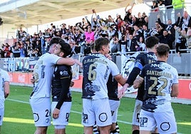 Los jugadores de Unionistas se abrazan celebrando el gol de Rabadán este pasado sábado en Lezama.