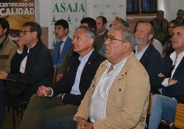El director general de Producción Agrícola y Ganadera, Rubén Serrano, y el alcalde de Peralejos de Abajo, Alfonso Castilla, durante la jornada.