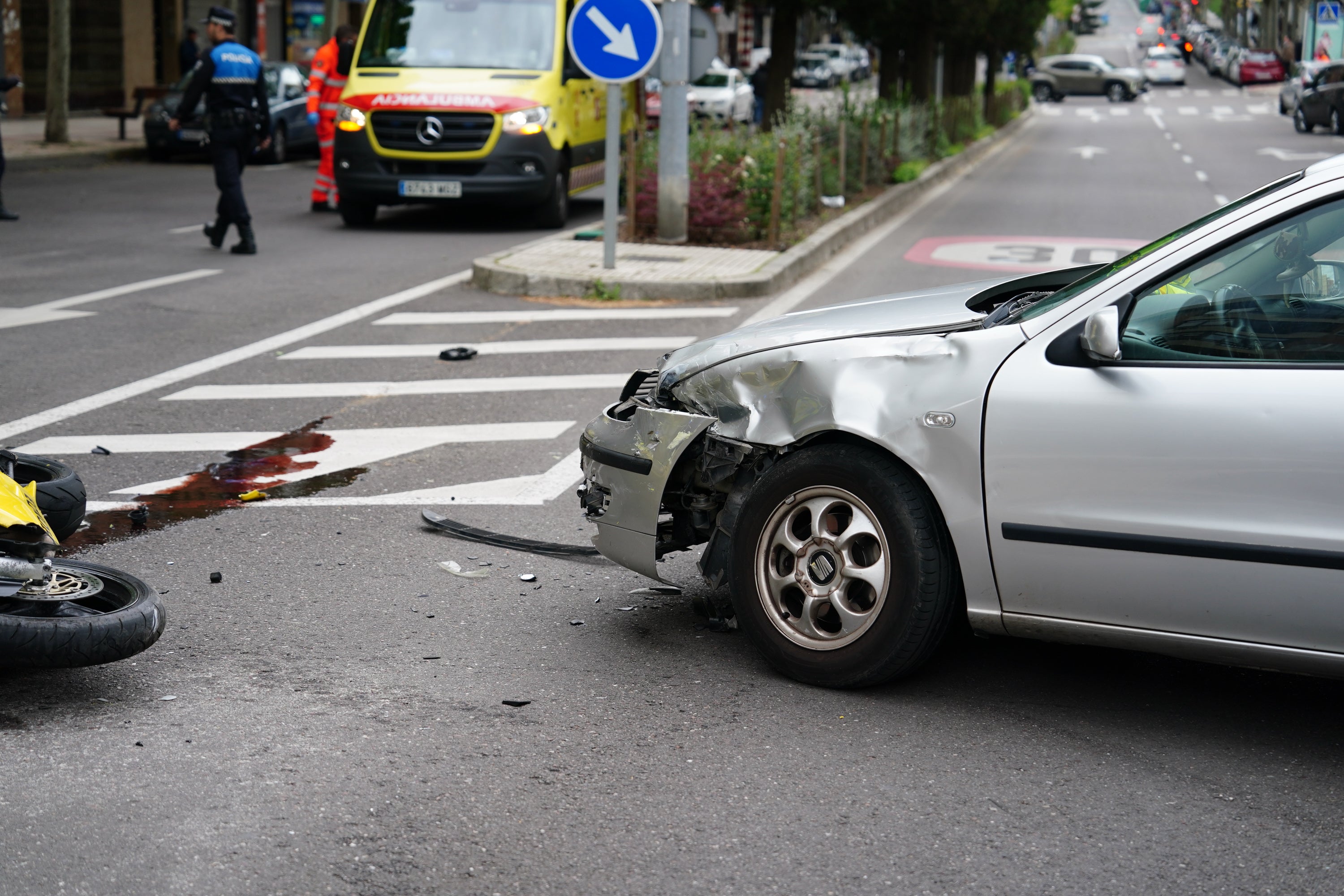 Así ha sido la brutal colisión con dos motoristas heridos en la avenida de Alfonso IX de León