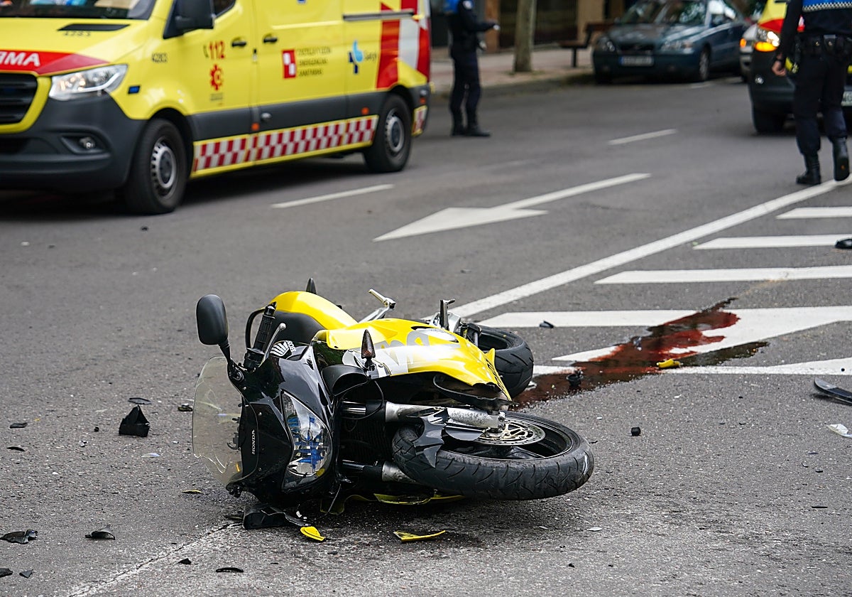 Así ha sido la brutal colisión con dos motoristas heridos en la avenida de Alfonso IX de León
