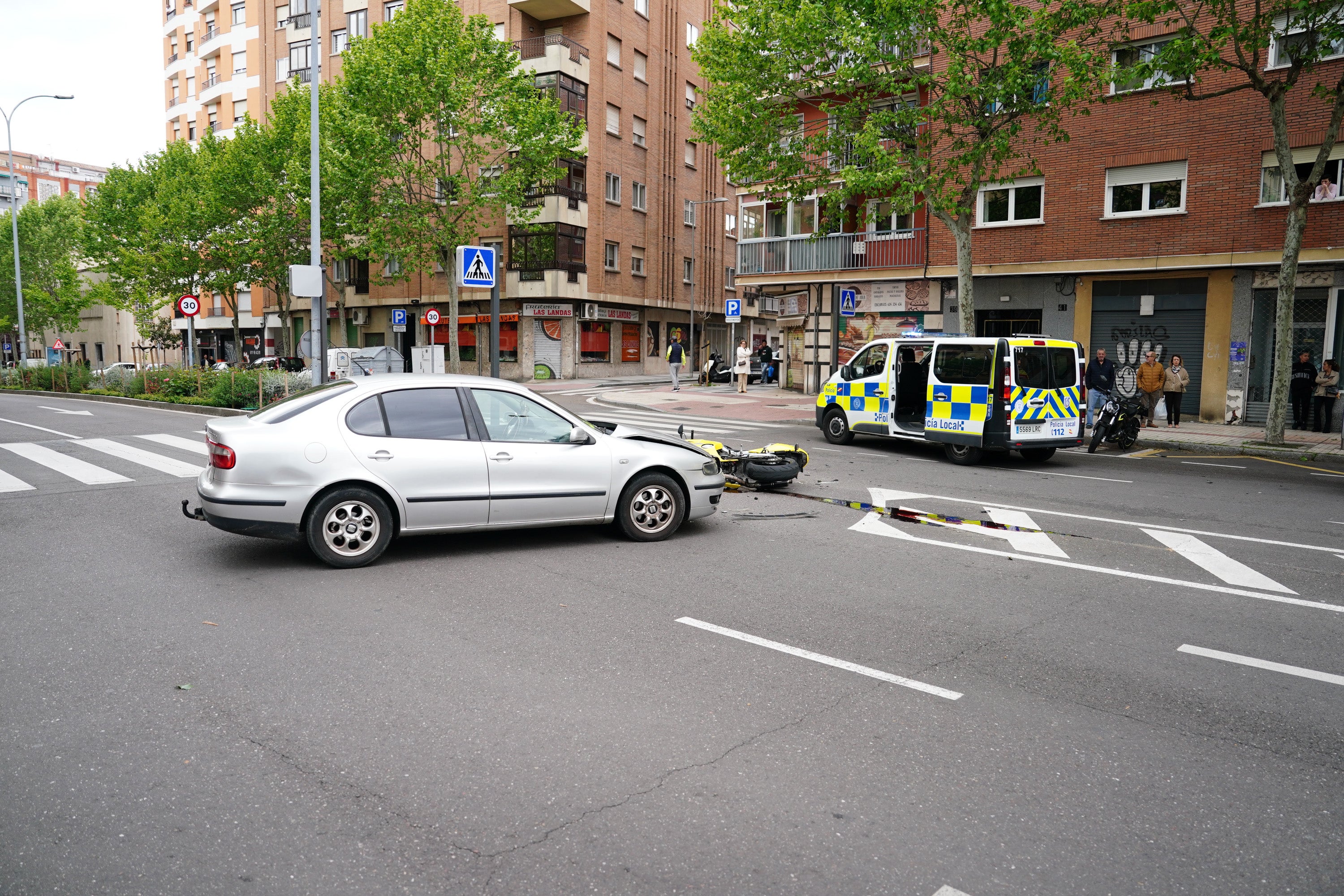 Así ha sido la brutal colisión con dos motoristas heridos en la avenida de Alfonso IX de León