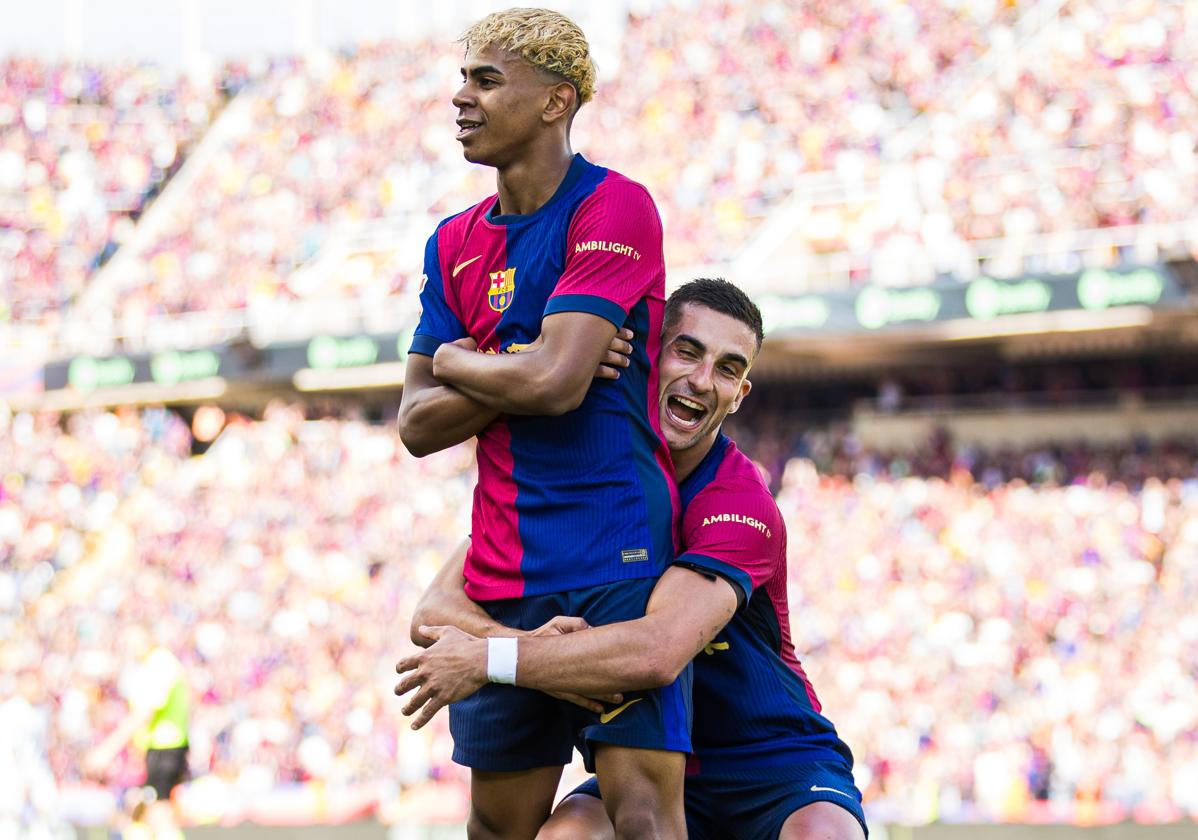 Ferran Torres abaraza a Lamine Yamal tras su tanto.