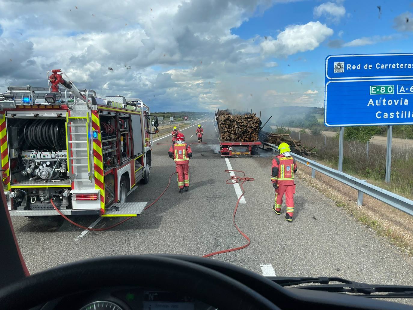 Así han intervenido los Bomberos en el incendio de un camión en la A-62