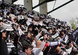 Los aficionados de Unionistas levantando sus bufandas en el minuto 23 del último partido en casa.