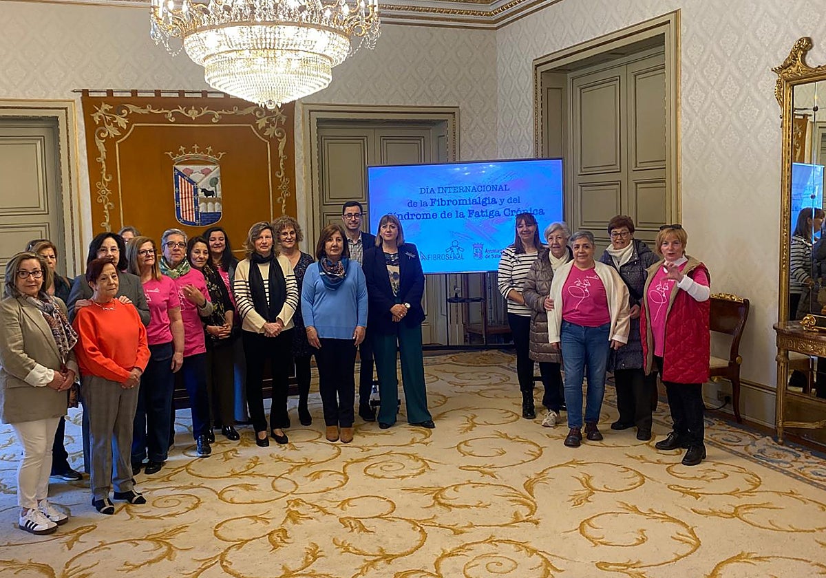 Personas de Afibrosal arropadas por representantes de otras entidades.