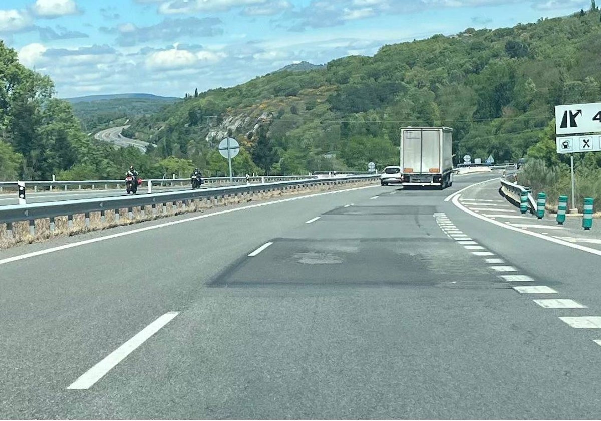 Parches y desconchones en la A-66 a la altura de Puerto de Béjar