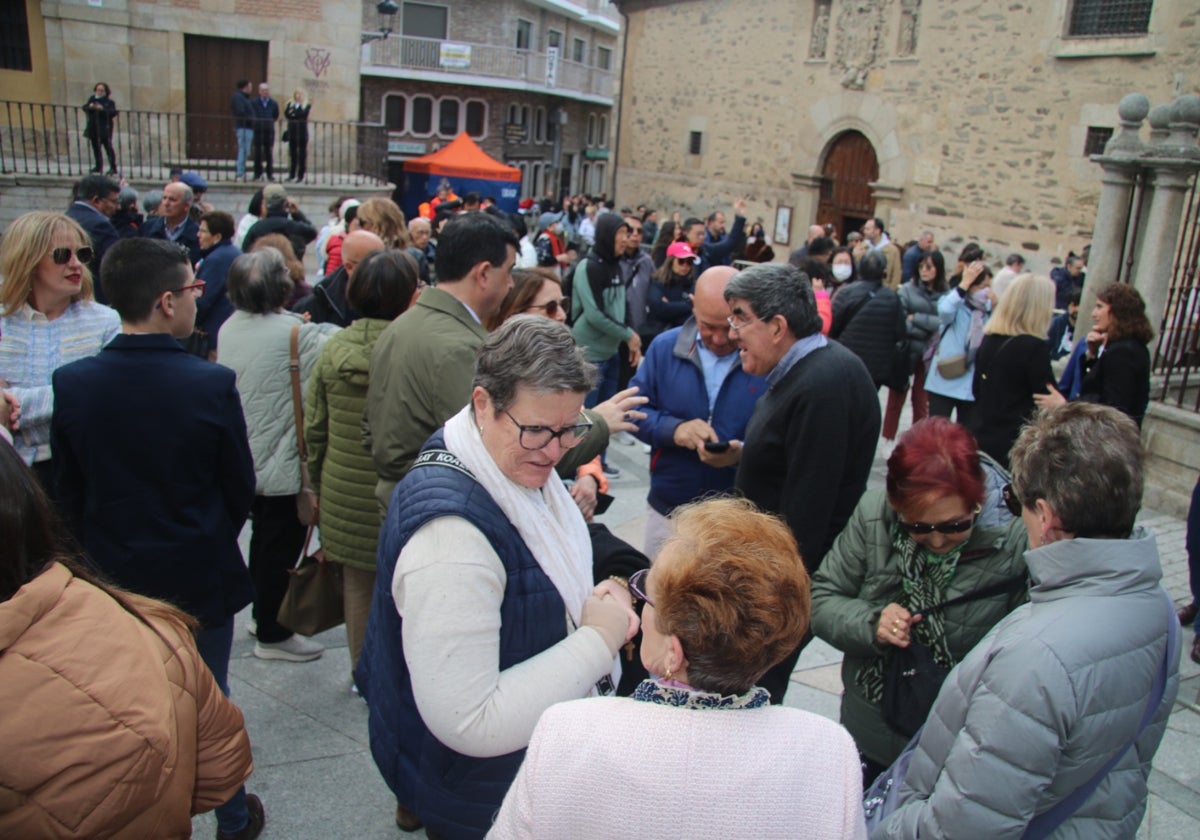 Grupos de peregrinos esperando su turno para entrar a la veneración de Santa Teresa de Jesús en Alba de Tormes.