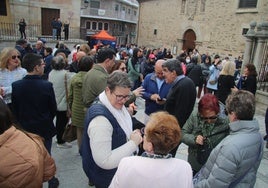 Grupos de peregrinos esperando su turno para entrar a la veneración de Santa Teresa de Jesús en Alba de Tormes.