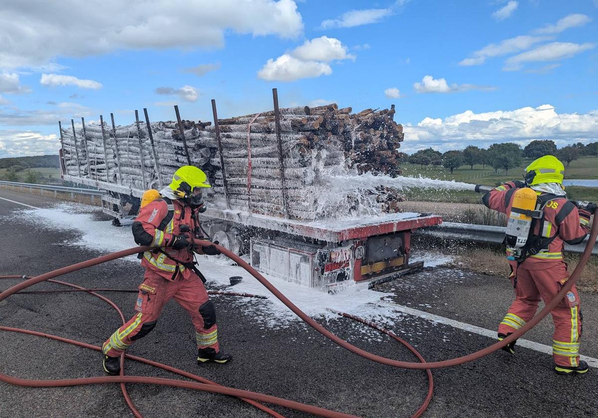 Los Bomberos, extinguiendo el fuego.