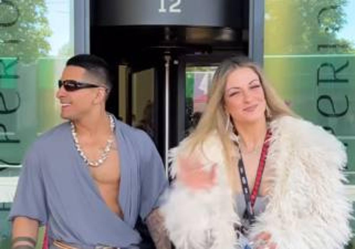 Así desfiló la salmantina Vicky Gómez junto a Melody por la alfombra turquesa de Eurovisión