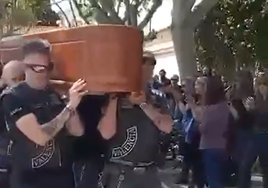 Imagen del homenaje de los compañeros de José Antonio.