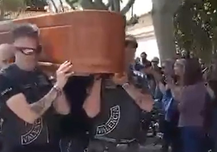 Imagen del homenaje de los compañeros de José Antonio.