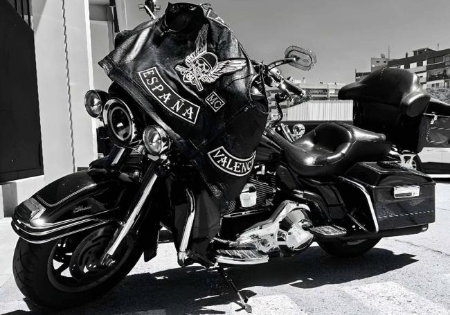 La moto y el chaleco del fallecido.