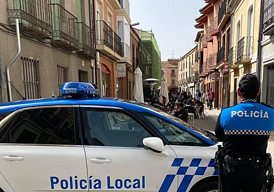 Imagen de un agente de la Policía Local de Peñaranda de espaldas.