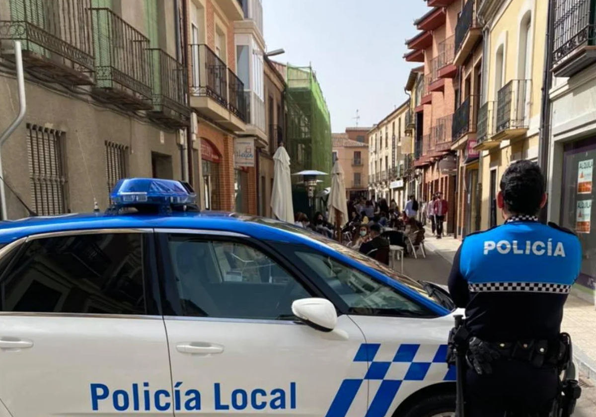 Imagen de un agente de la Policía Local de Peñaranda de espaldas.