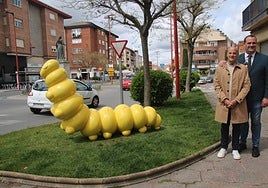Juan Carlos Bueno y David Mingo en la travesía, junto a la escultura del gusano de la «Ruta de los Bichos del Soto».