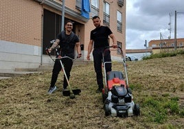 Óscar García y Julio Nicusor tras limpiar toda la zona en el barrio de Pizarrales.