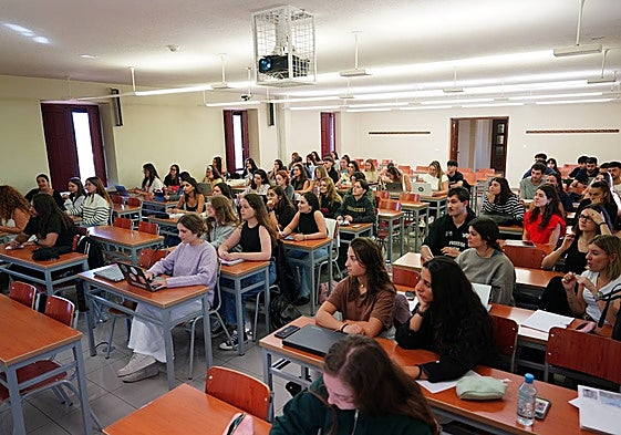 Imagen de archivo de alumnos de la facultad de la Psicología.