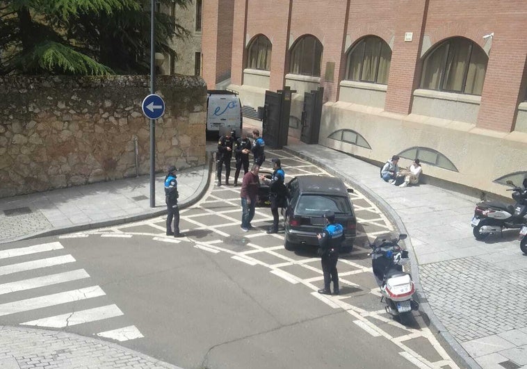 Agentes de la Policía Local y Nacional junto al turismo inmovilizado en la calle Bailén.