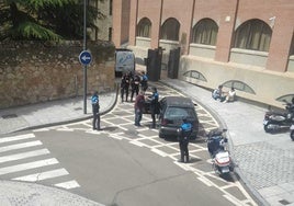 Agentes de la Policía Local y Nacional junto al turismo inmovilizado en la calle Bailén.