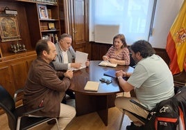 La subdelegada del Gobierno en Salamanca, Rosa López junto a los representantes de ACAIP-UGT.