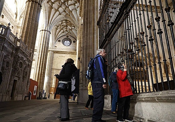 Turistas visitan el interior de la Catedral acompañados por audioguías.