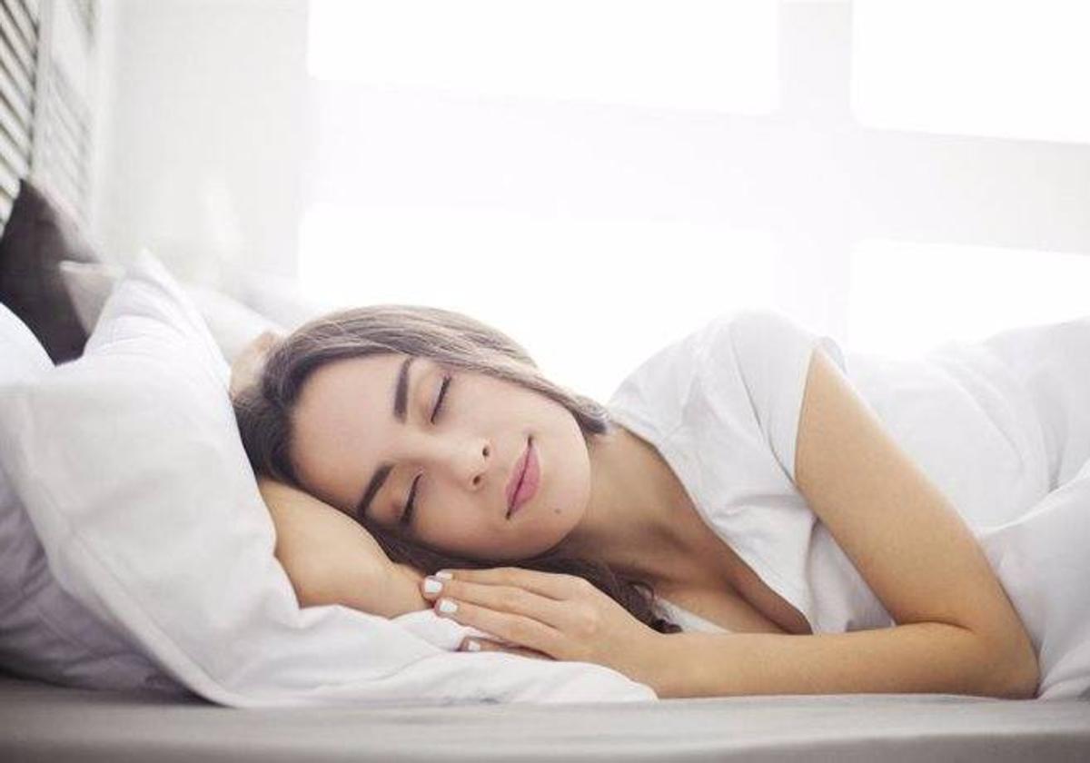 El alimento perfecto para dormir mejor y a la vez bajar barriga existe: lo tienes en tu nevera