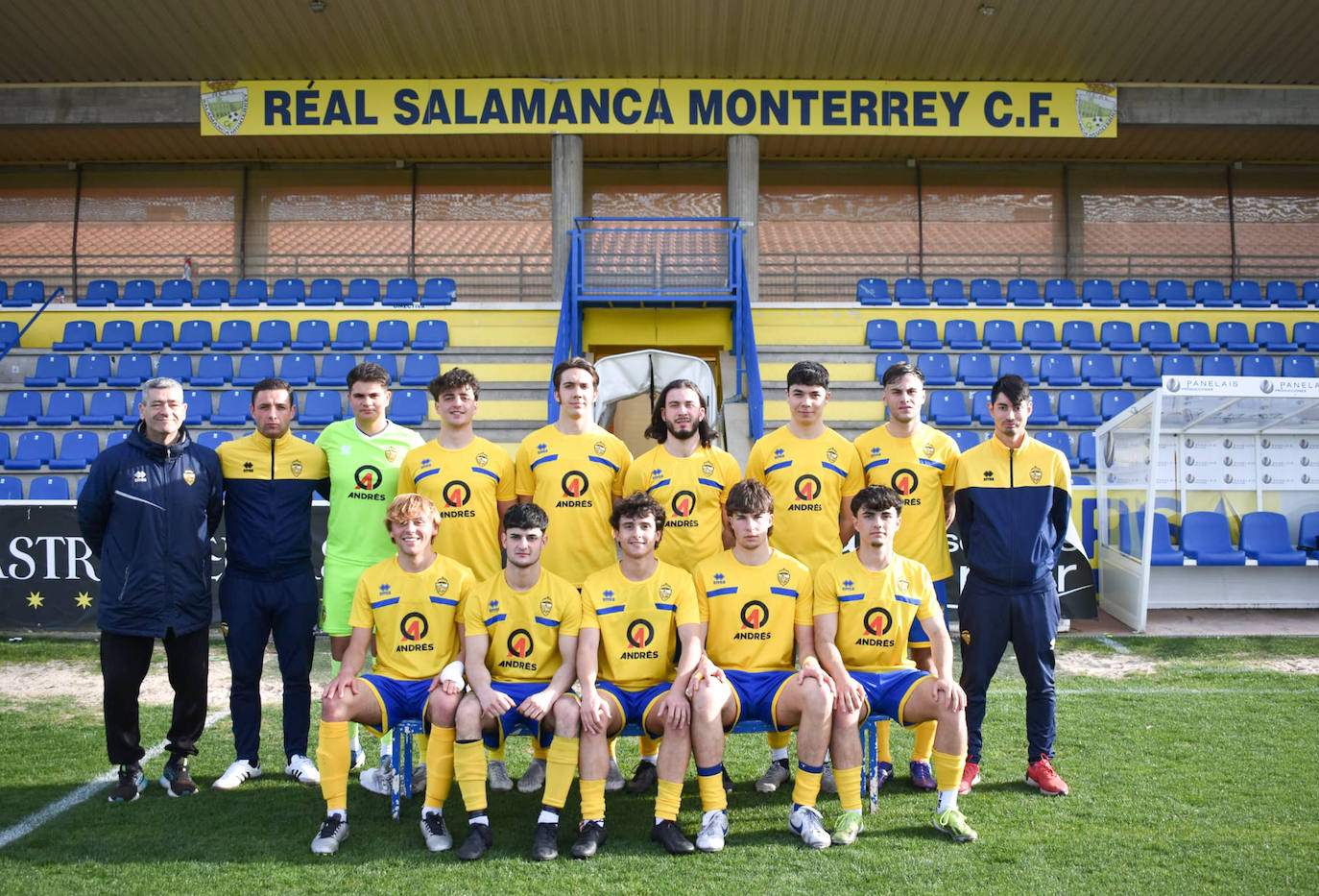 Arriba: Mikel, Lopezosa, Pablo Rufo, Samuel Grilo, Fito, David Yugeros, Kolo, Jonatan Yáñez (entrenador) y David (delegado). Abajo: García, Aner Preciado, Rodrigo, Mario Cruz y Jantje.