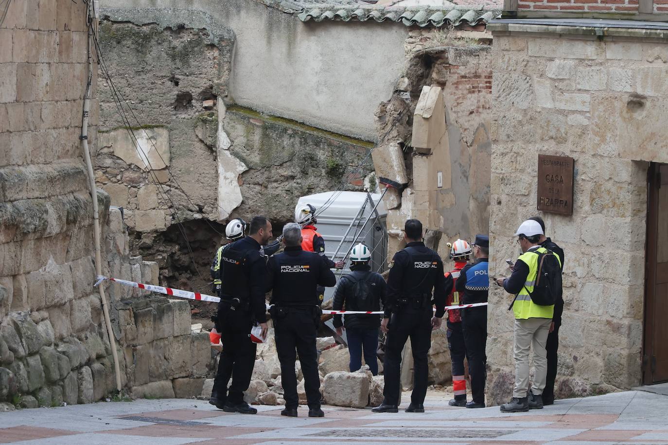 Así ha sido el rescate de los dos trabajadores atrapados bajo los cascotes tras la caída de un muro en Tentenecio