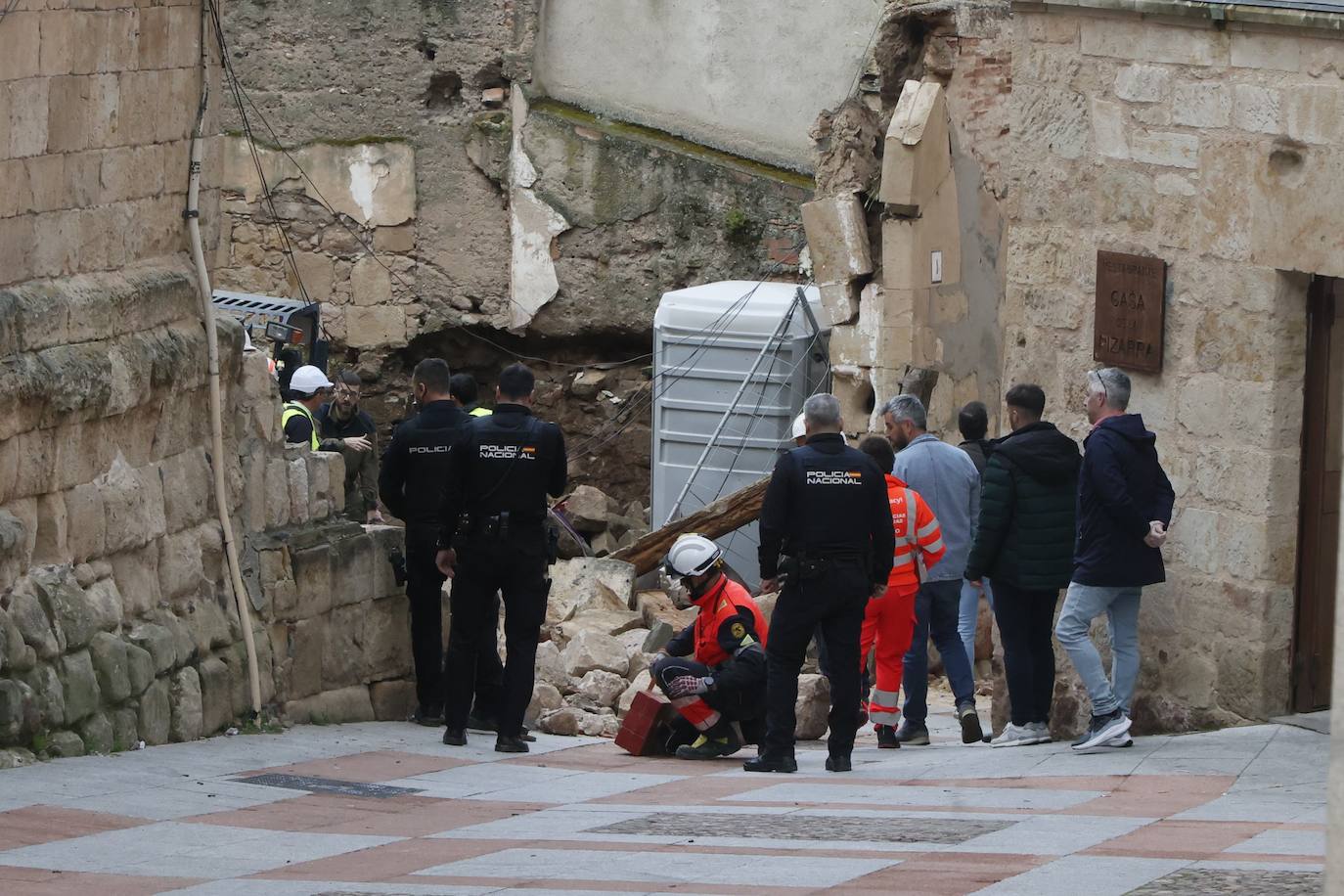 Así ha sido el rescate de los dos trabajadores atrapados bajo los cascotes tras la caída de un muro en Tentenecio
