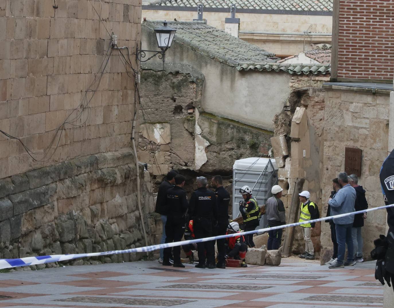 Así ha sido el rescate de los dos trabajadores atrapados bajo los cascotes tras la caída de un muro en Tentenecio