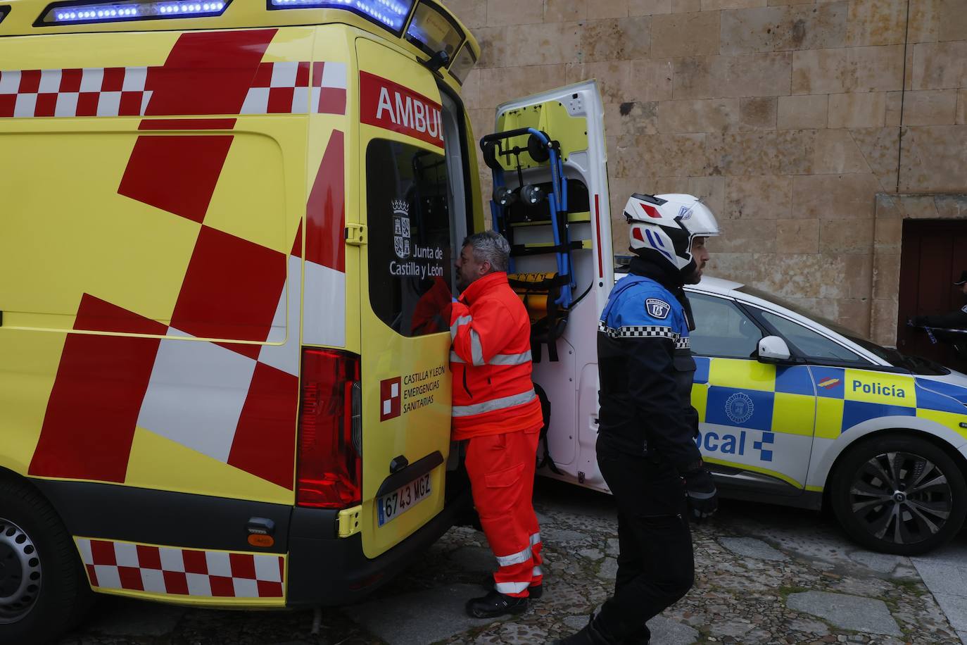 Así ha sido el rescate de los dos trabajadores atrapados bajo los cascotes tras la caída de un muro en Tentenecio