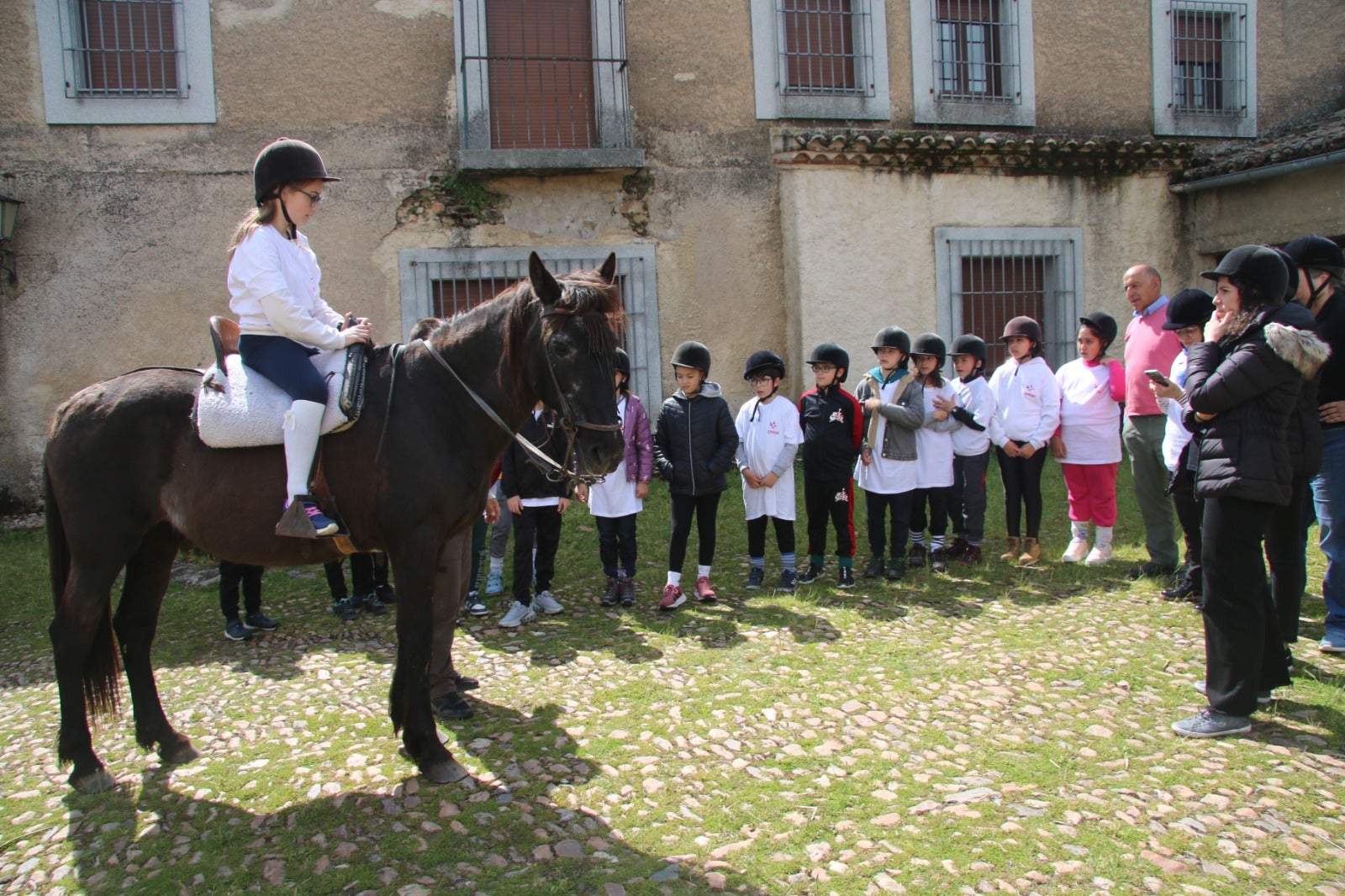 A caballo, como premio por su arte