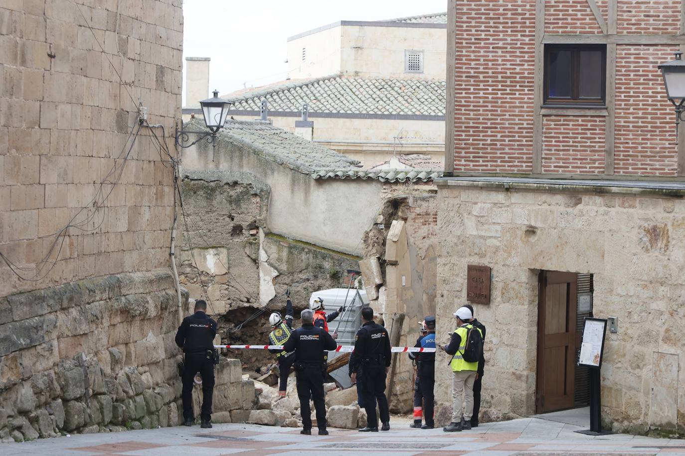 Así ha sido el rescate de los dos trabajadores atrapados bajo los cascotes tras la caída de un muro en Tentenecio