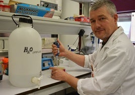 Christian Gortázar, en el laboratorio.