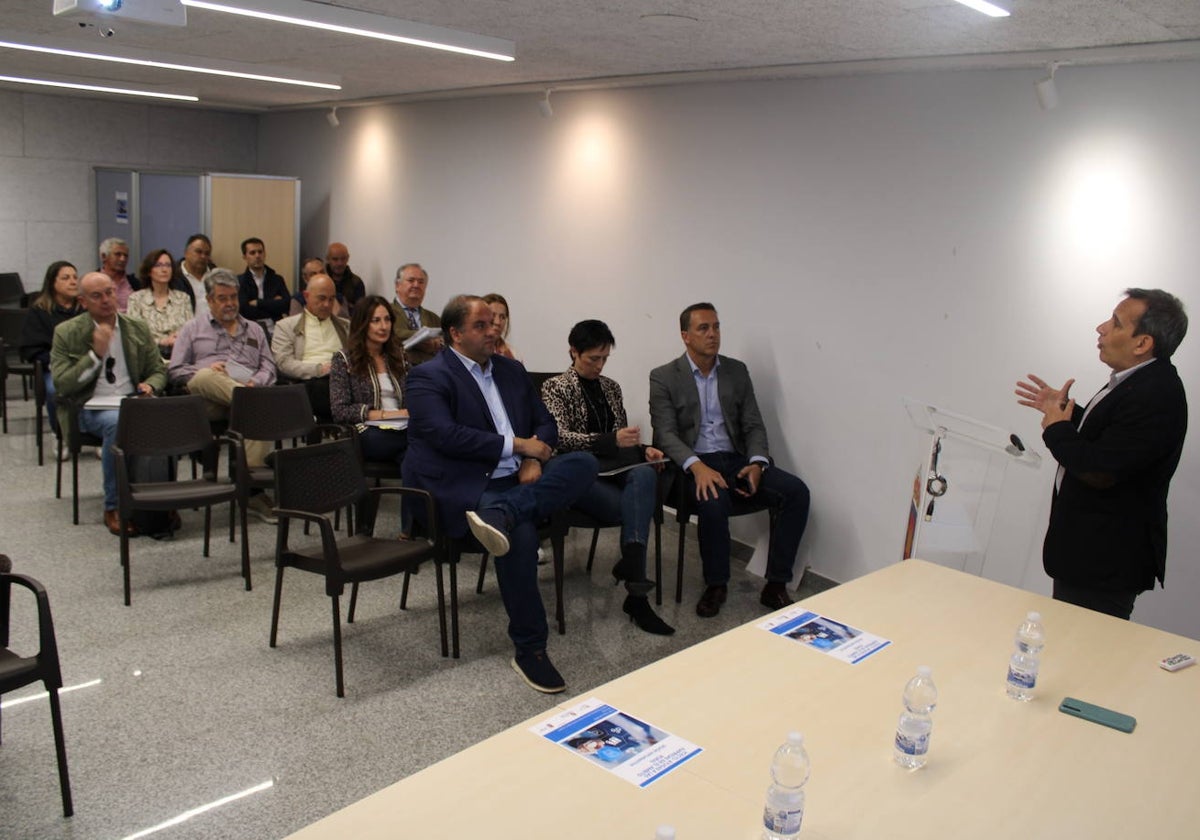 El director del ICECYL se dirige al público presente.