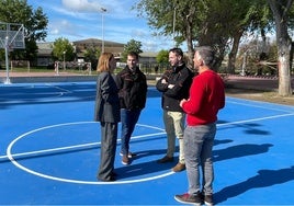 Almudena Parres, visitando la pista en el parque de los Jesuitas.