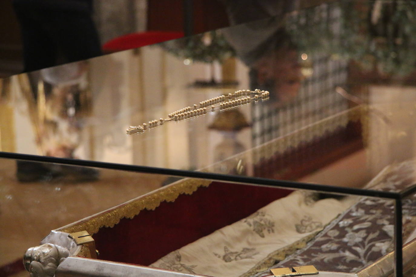 El rosario de oro, obsequio de un grupo de 45 peregrinos croatas, colocado sobre la urna de cristal de la Santa.