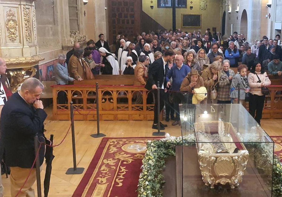 La veneración de Santa Teresa en Alba supera los 17.000 visitantes