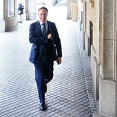 El alcalde de Salamanca, Carlos García Carbayo, a las puertas de la Audiencia Provincial de Salamanca.