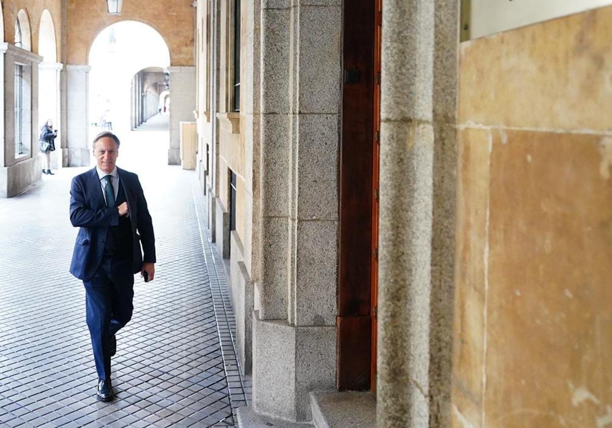 El alcalde de Salamanca, Carlos García Carbayo, a las puertas de la Audiencia Provincial de Salamanca.