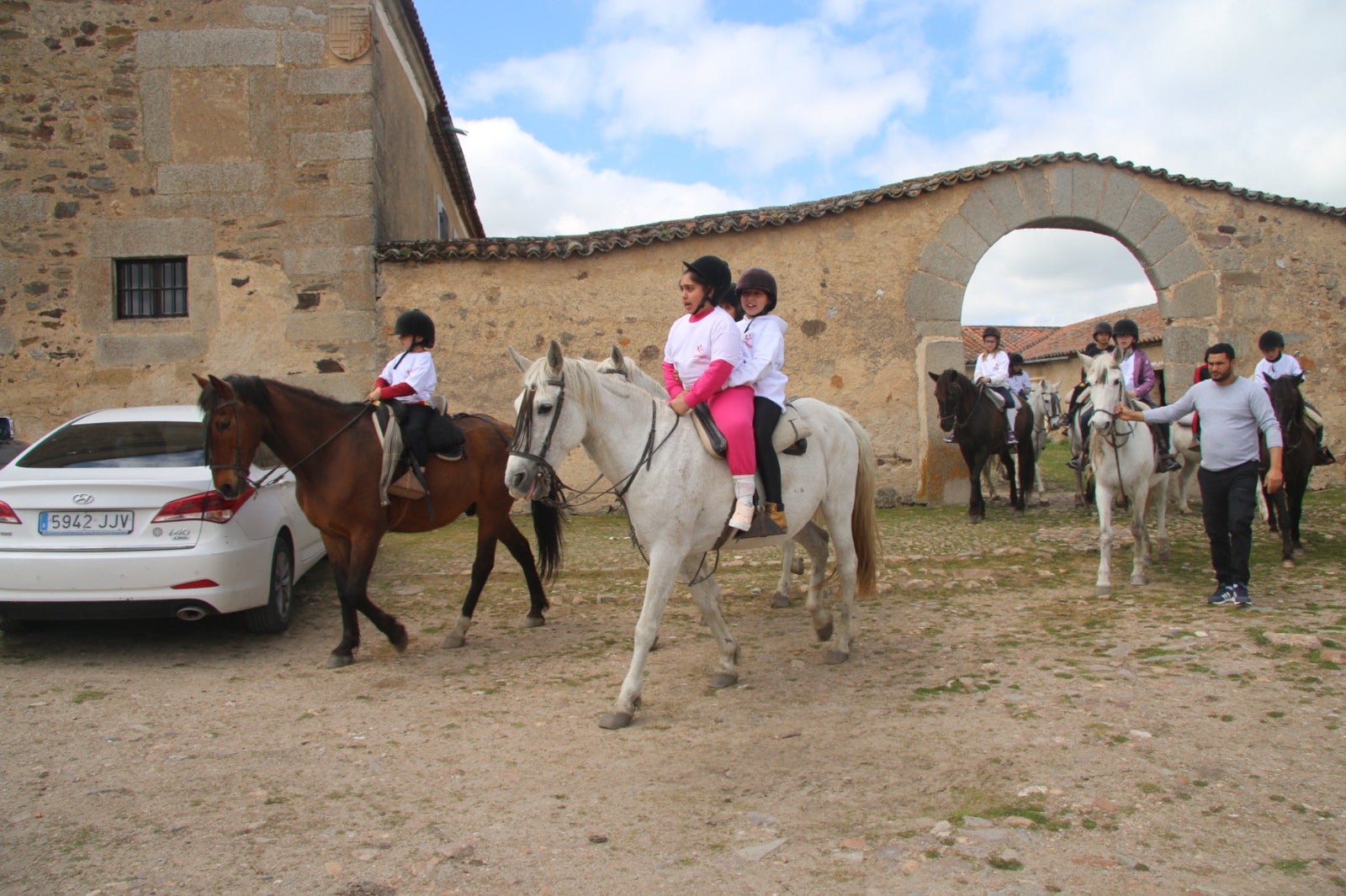 A caballo, como premio por su arte