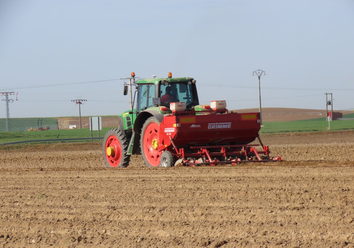 Un agricultor sembrando, labor difícil estos días.