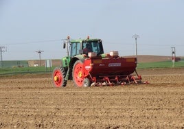 Un agricultor sembrando, labor difícil estos días.