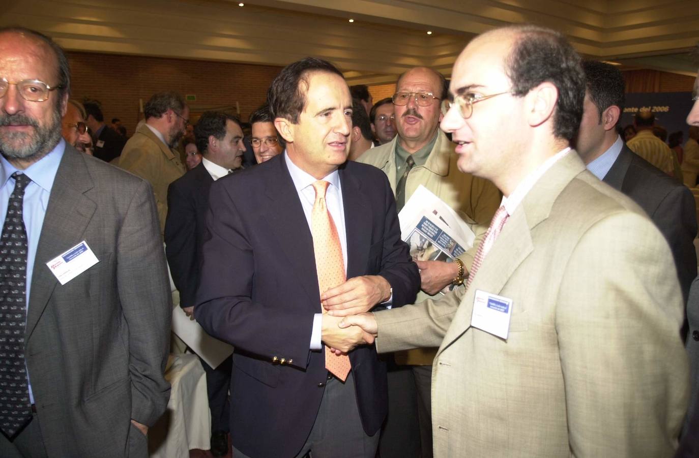 En los años 1999-2000 y del 2007 al 2011 fue procurador por Salamanca en las Cortes de Castilla y León. En esta imagen de junio de 2000 aparece junto al que era presidente de la Junta de Castilla y León Juan José Lucas. 