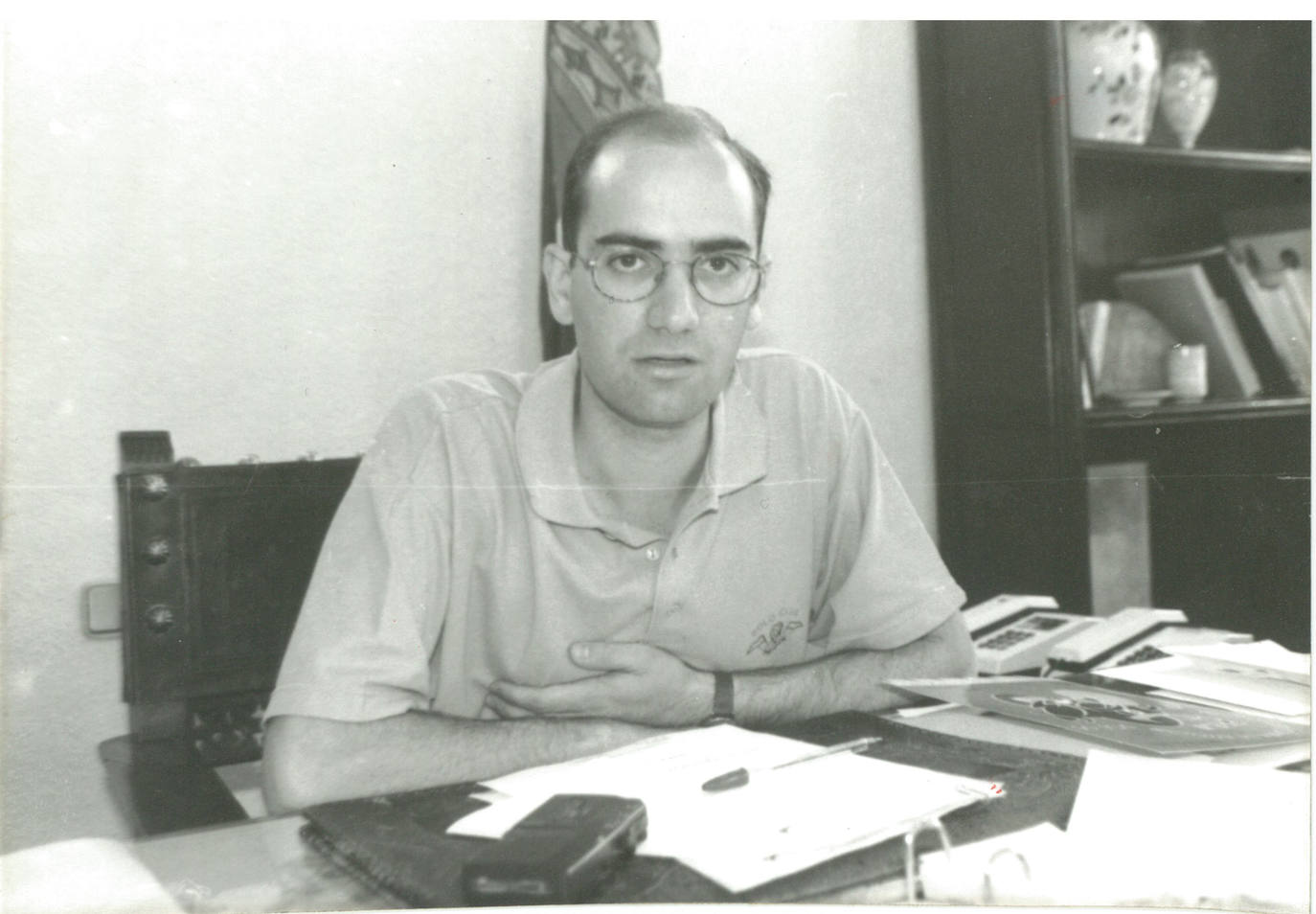 Esta es la primera fotografía que conservamos de Javier Iglesias datada a principios del año 1995. Hasta ese momento, no había tenido relación con la política. Nació en Peñaranda, vivía en Ciudad Rodrigo, y era licenciado en Económicas y Empresariales, con un postgrado en la Escuela de Economía y Administración de Empresas de Helsinki (Finlandia).