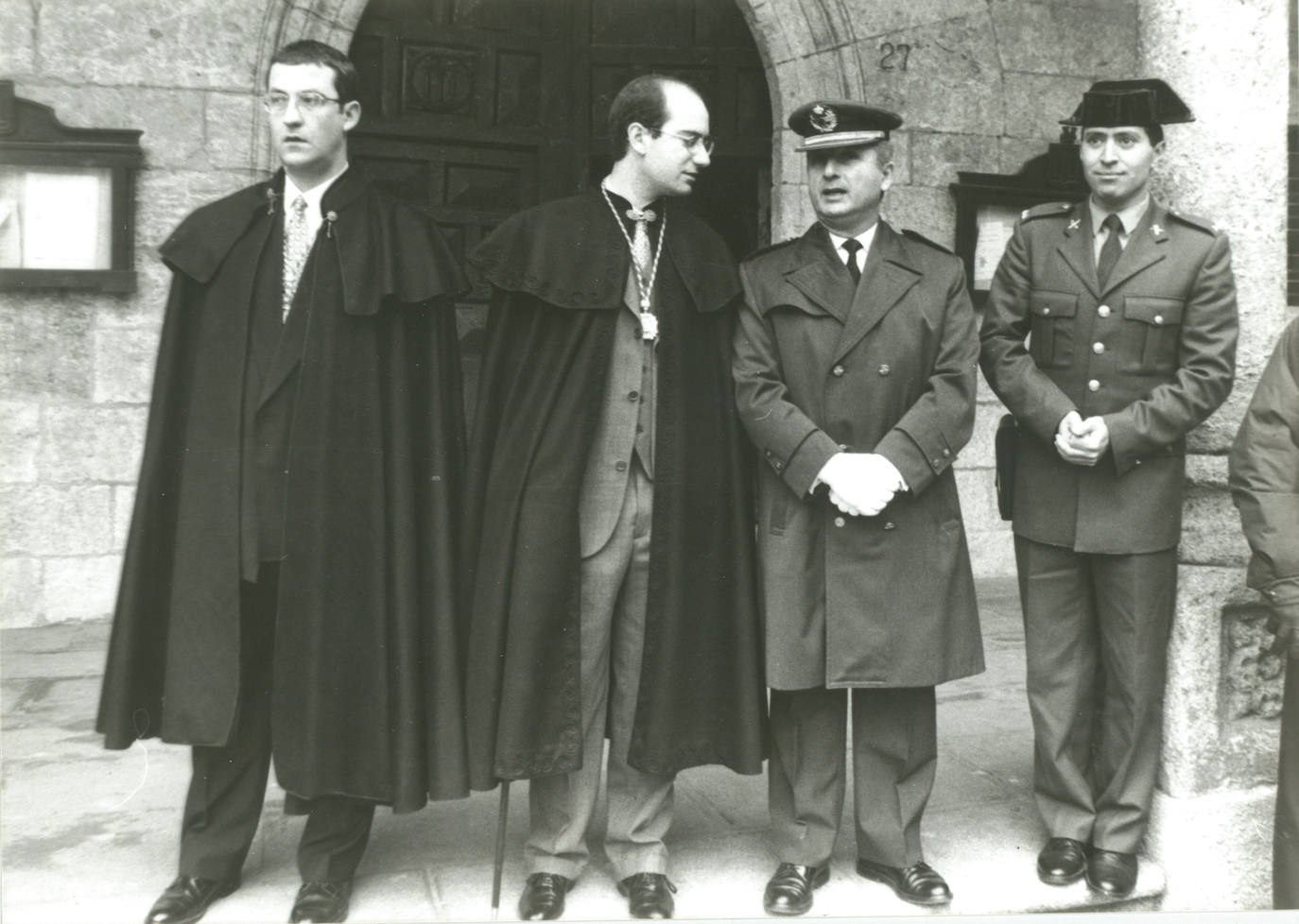 Durante las Fiestas de San Sebastián de enero de 1996 con la capa española , junto al concejal Jesús Hernández, y el delegado de Defensa Francisco Morales. 