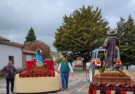 Carrozas con la Virgen de Mayo y San Isidro en Santiago de la Puebla.
