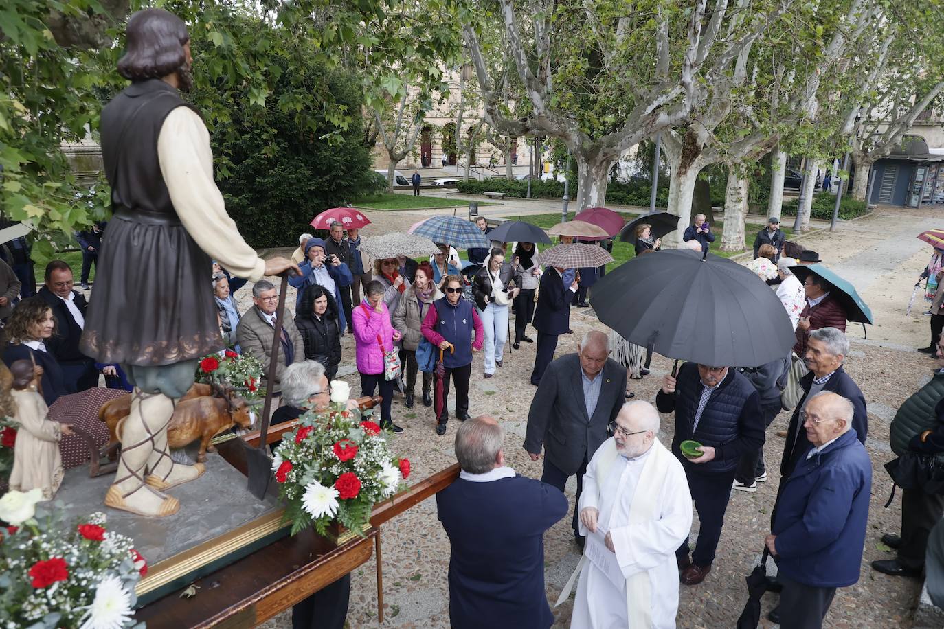 Hasta a San Isidro le sobró lluvia